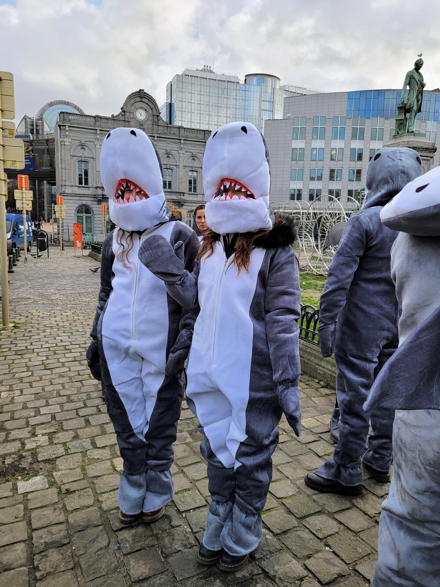 Zwei als Haie verkleidete Aktivistinnen 