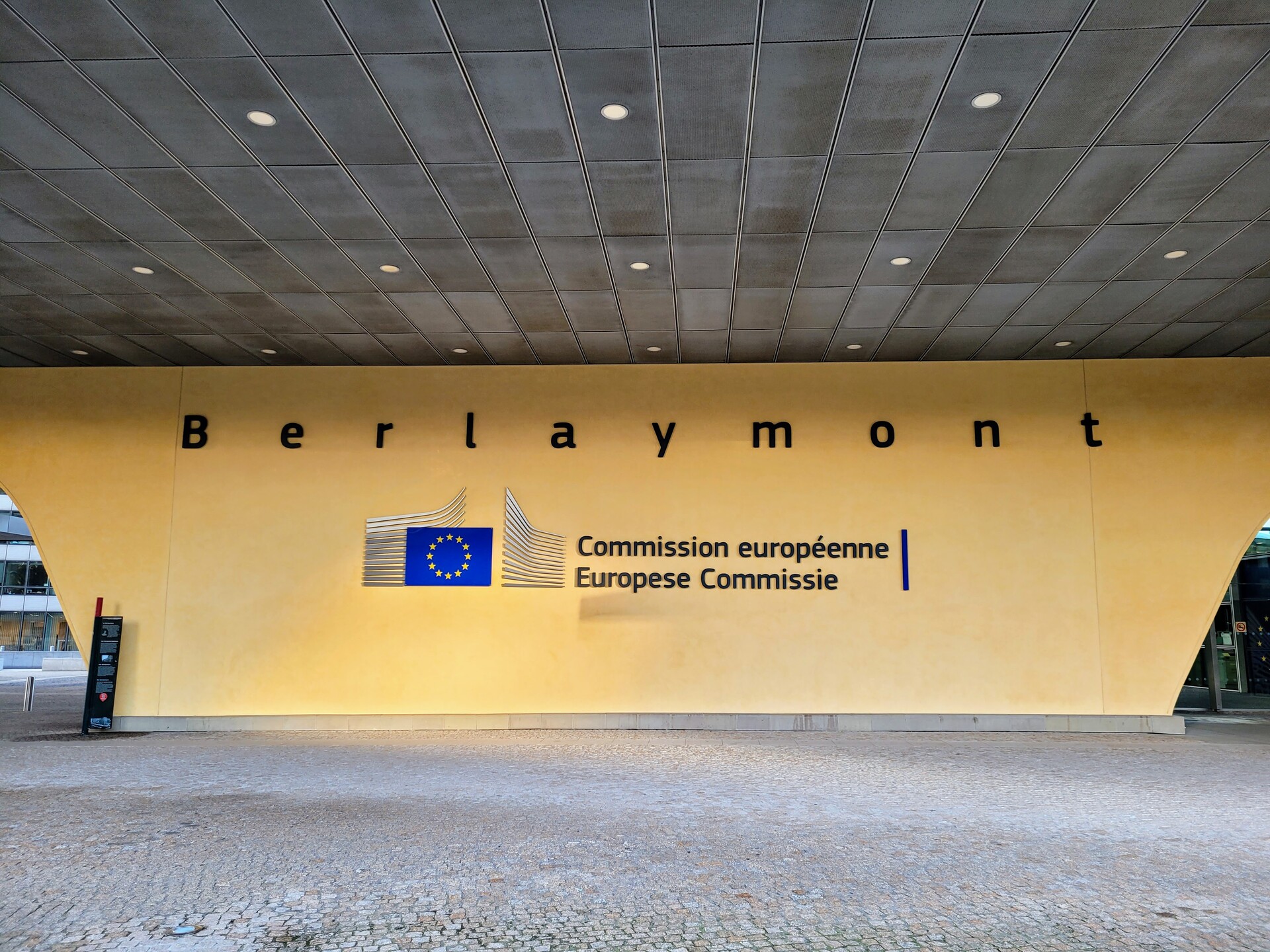Gebäude mit der Aufschrift "Berlaymont - Commission européenne - Europese Comissie" und der EU-Flagge. 